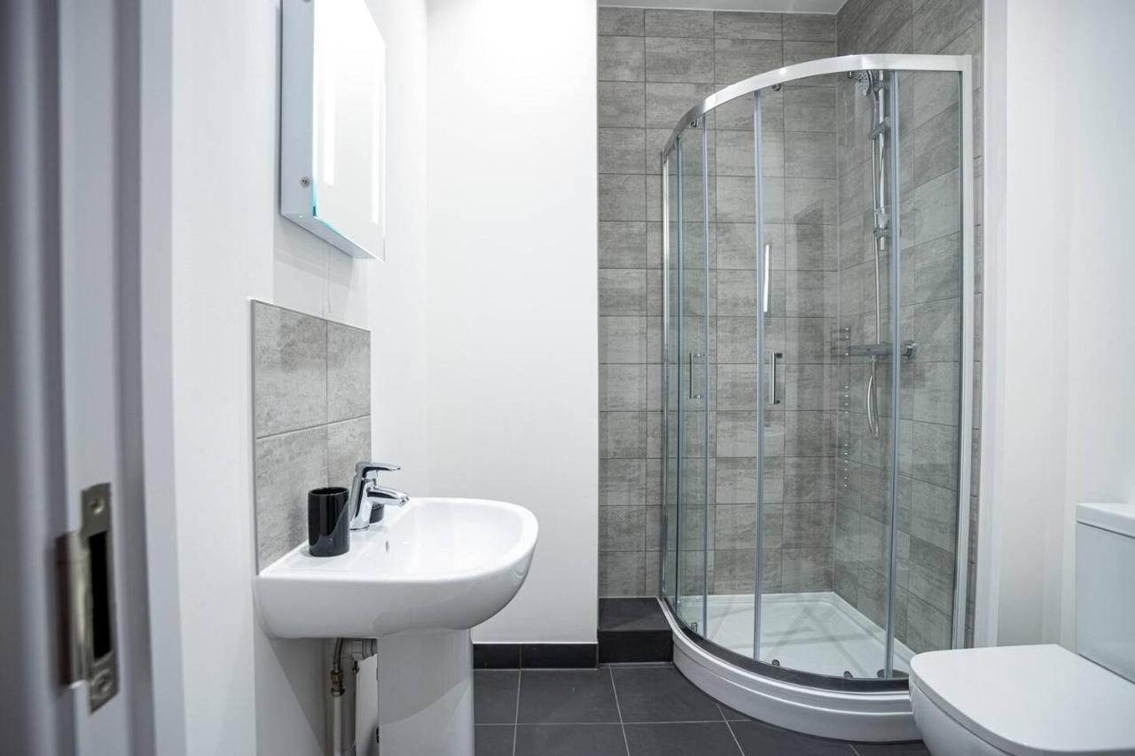 Two Bedroom - Central Peterborough Apartment - Bayard Apartments מראה חיצוני תמונה