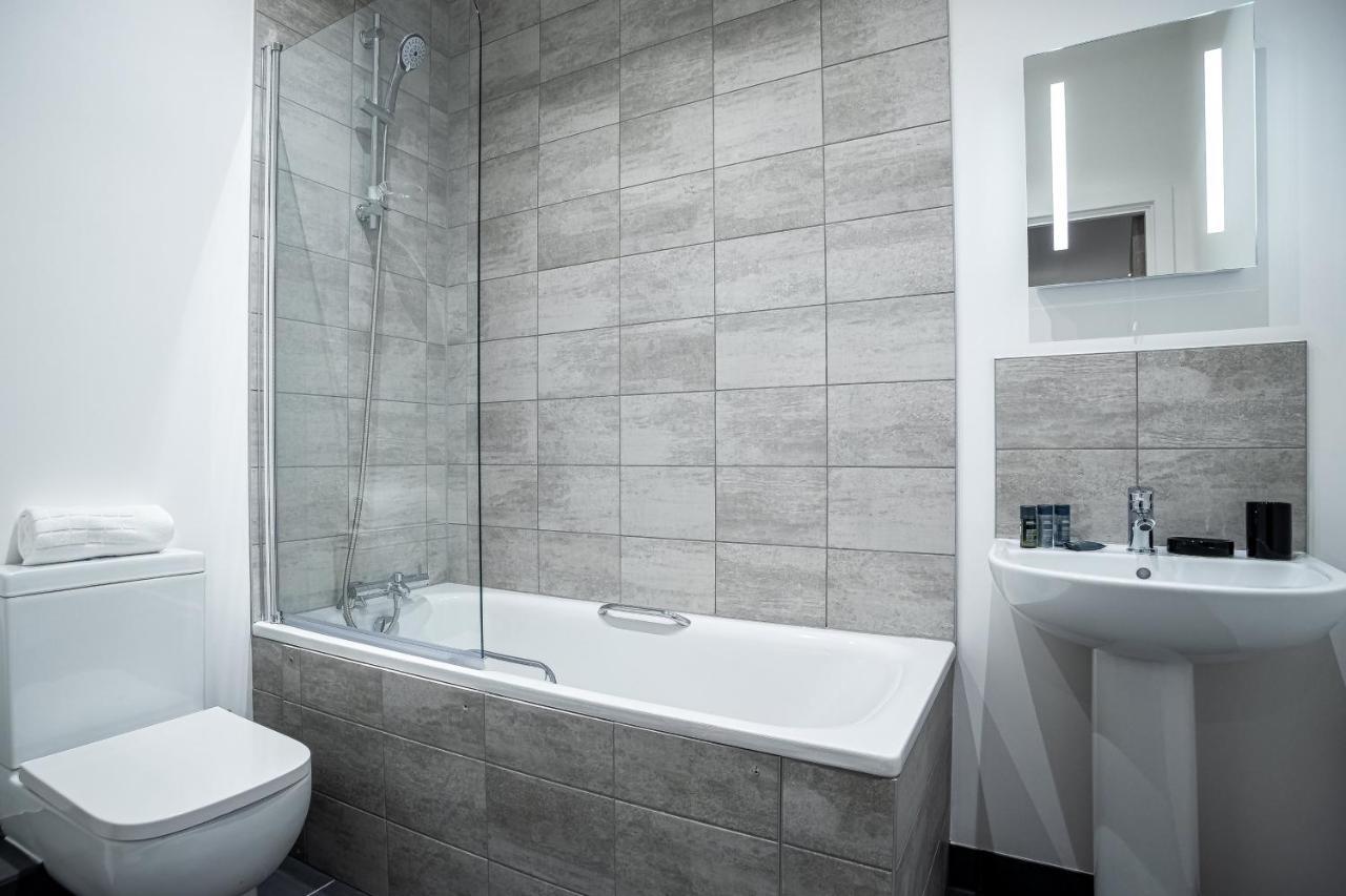 Two Bedroom - Central Peterborough Apartment - Bayard Apartments מראה חיצוני תמונה