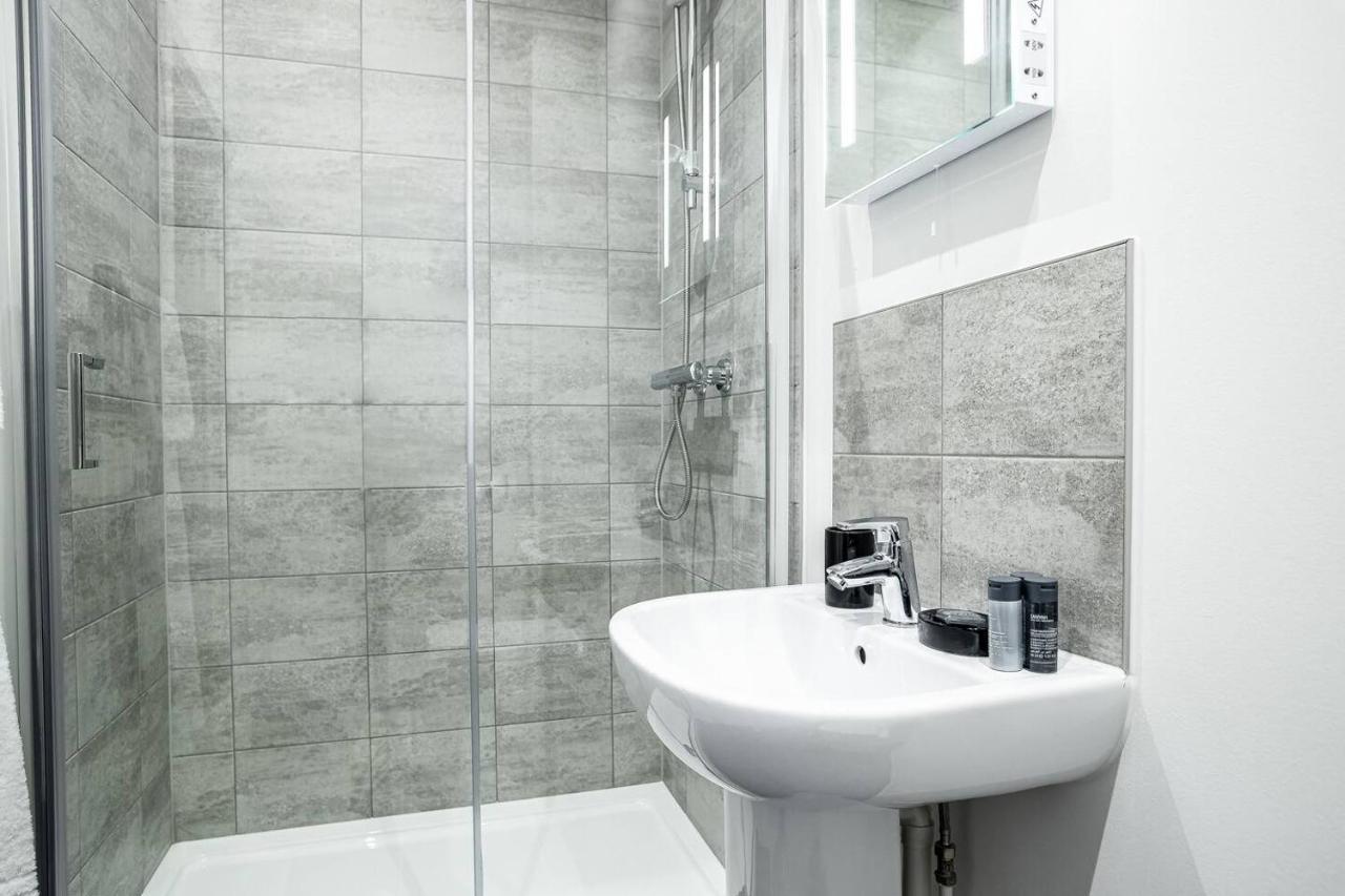 Two Bedroom - Central Peterborough Apartment - Bayard Apartments מראה חיצוני תמונה